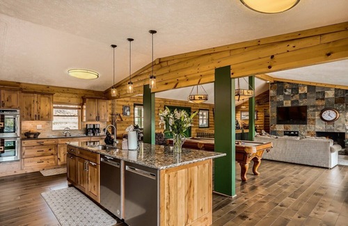 Estes Park House | Park Entrance Lodge: Scenic Views with Hot Tub & Billiards