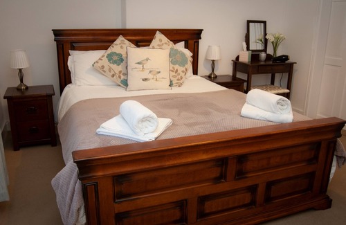 Trelil Bed & Breakfast | Family-Friendly Park Farmhouse: Guest Rated 9.8 with Breakfast