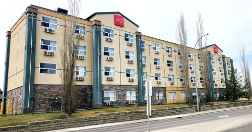 Red Deer Hotel | Pet-Friendly Stay at Park Hill Inn & Suite with Hot Tub
