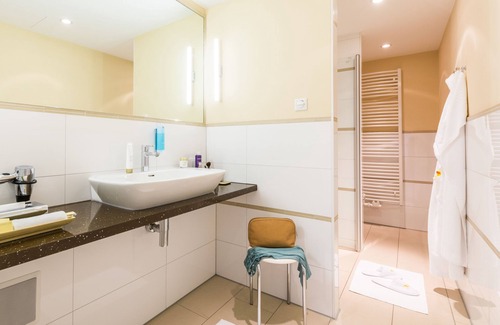 Warnemuende Hotel | Discover Park-Hotel Hübner: Spa, Pool & Family-Friendly Fun