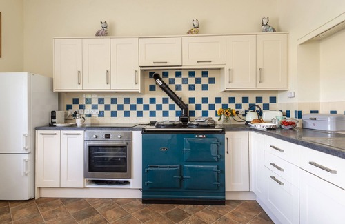 Holworth Apartment | Park House: Ideal Getaway for Families and Pet Owners