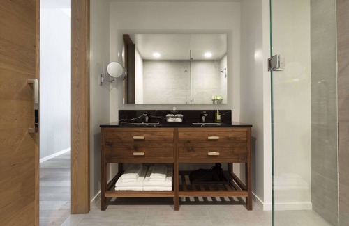Menlo Park Hotel | Experience Park James: 4-Star Stay with Spa & Dining