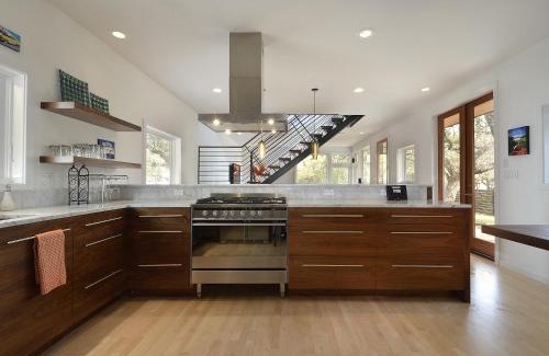 Travis Heights House | Modern Park Lane: Guest Rated 10/10 & Pet Friendly Stay