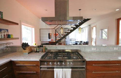 Travis Heights House | Modern Park Lane: Guest Rated 10/10 & Pet Friendly Stay