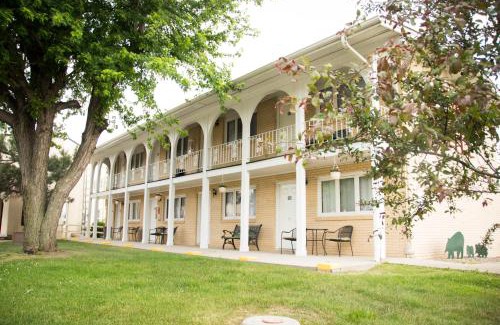 Denison Hotel | Budget-Friendly Park Motel: Family-Friendly Getaway