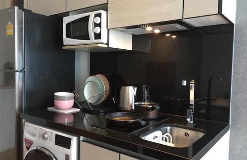 Khlong Tan Apartment | Stylish Park Origin Sukhumvit24: Pool & Family-Friendly Stay