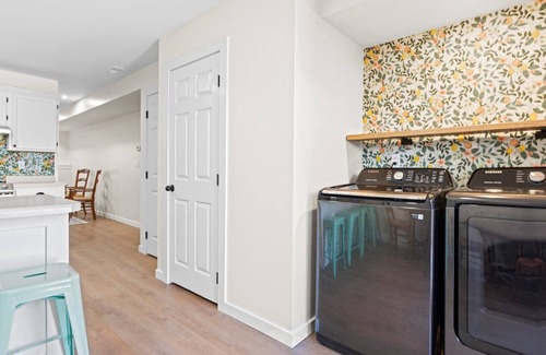 Richmond Apartment | Park Place #3 - Stylish Apartment Located Across From A Park