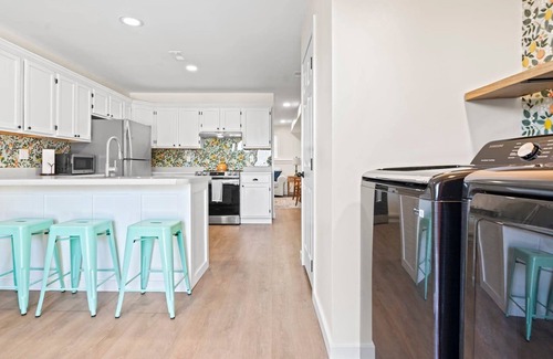 Richmond Apartment | Park Place #3 - Stylish Apartment Located Across From A Park