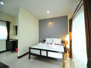 Nong Khai Hotel | Inviting Park & Pool Resort with Oceanfront Views