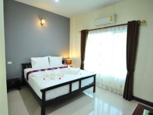 Nong Khai Hotel | Inviting Park & Pool Resort with Oceanfront Views