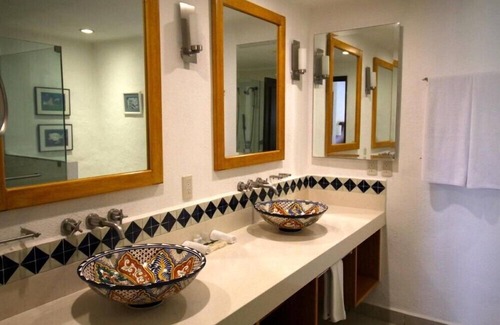 South Hotel Zone Hotel | Modern 1BR Condo at Park Royal Los Tules with Tennis Court