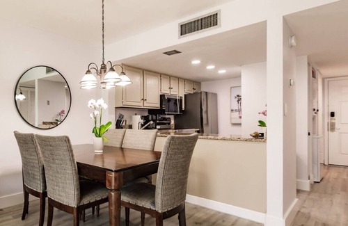 Park Shore Apartment | Lake View Resort Style Condo with Pool and Spa Amenities