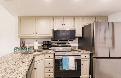 Park Shore Apartment | Lake View Resort Style Condo with Pool and Spa Amenities