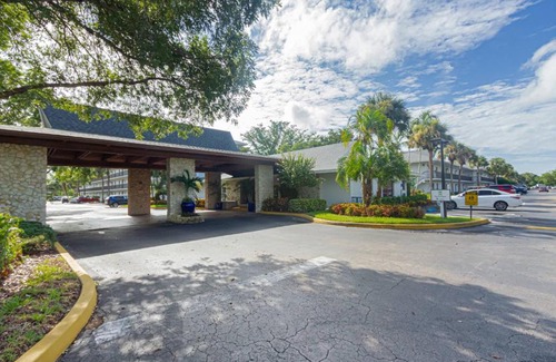 Park Shore House | Relax at Park Shore Resort - Family-Friendly Amenities Await