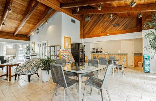 Park Shore House | Relax at Park Shore Resort - Family-Friendly Amenities Await