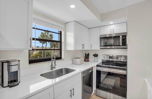 Park Shore Apartment | Discover Park Shore Resort: Oceanfront Escape with Spa