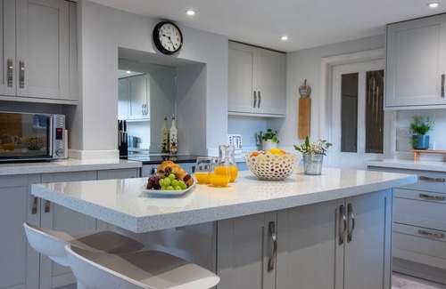 Nettlestone Cottage | Park View: Ideal Family Retreat with Pool and Kitchen