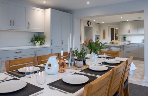 Nettlestone Cottage | Park View: Ideal Family Retreat with Pool and Kitchen