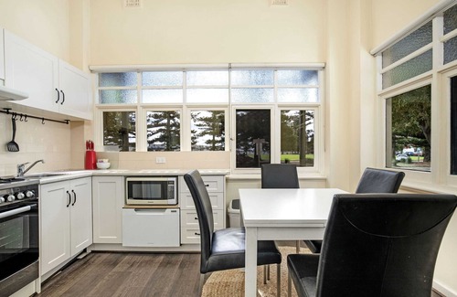 Glenelg Apartment | Oceanfront Park View 'Elysian' with WIFI & Netflix Access