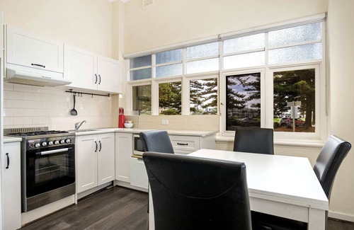 Glenelg Apartment | Oceanfront Park View 'Elysian' with WIFI & Netflix Access