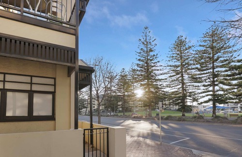 Glenelg Apartment | Oceanfront Park View 'Elysian' with WIFI & Netflix Access