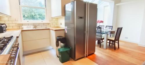 North Acton Villa | Park View Garden: A Child-Friendly 4-Star Retreat