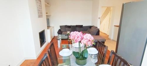 North Acton Villa | Park View Garden: A Child-Friendly 4-Star Retreat