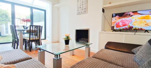 North Acton Villa | Park View Garden: A Child-Friendly 4-Star Retreat