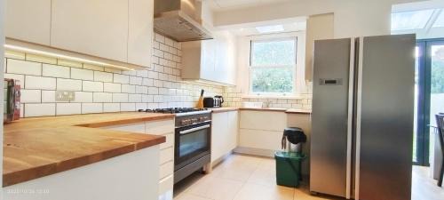 North Acton Villa | Park View Garden: A Child-Friendly 4-Star Retreat