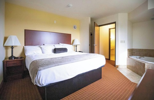Hoisington Hotel | Park View Inn & Suites: Family-Friendly with Pool Access