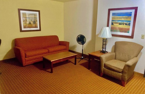 Hoisington Hotel | Park View Inn & Suites: Family-Friendly with Pool Access