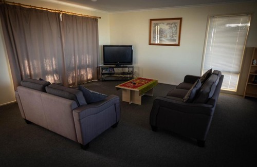 Maitland House | Pet-Friendly Park View in Maitland with Oceanfront Bliss