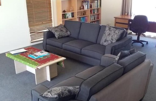 Maitland House | Pet-Friendly Park View in Maitland with Oceanfront Bliss