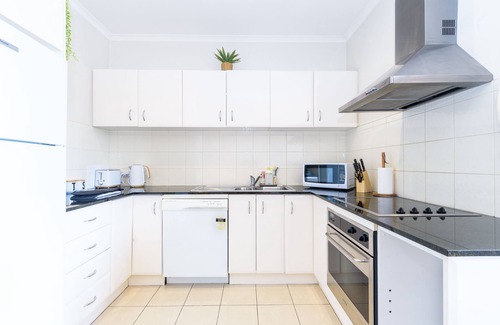 Caulfield North Apartment | Modern Park View Apartment with Balcony & Premium Amenities