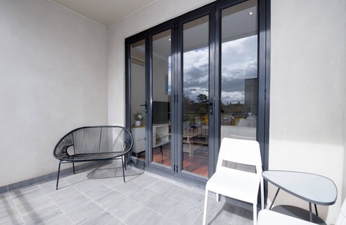 Caulfield North Apartment | Modern Park View Apartment with Balcony & Premium Amenities