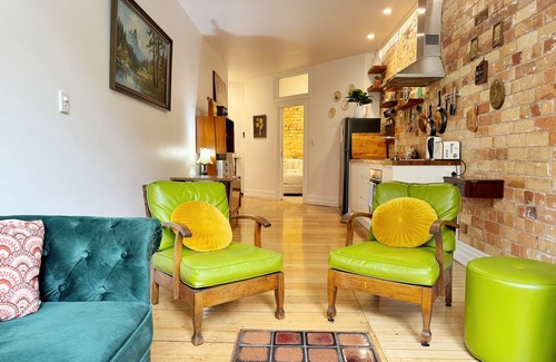 Auckland Central Business District Apartment | Discover Retro Style with Park Views and Breakfast Included!