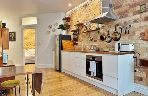 Auckland Central Business District Apartment | Discover Retro Style with Park Views and Breakfast Included!