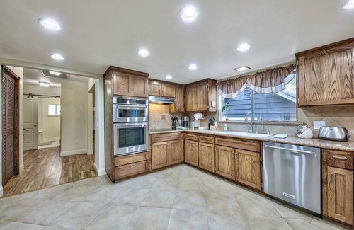 Lakeside Park House | Discover Park & Walk Stateline: Steps from Beach & Casinos