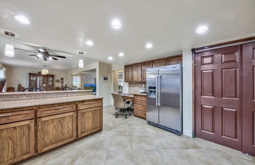 Lakeside Park House | Discover Park & Walk Stateline: Steps from Beach & Casinos