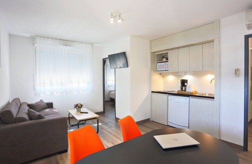 Colomiers House | Comfortable Stay at Park Wilson Airport with Family-Friendly Amenities