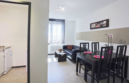 Colomiers House | Comfortable Stay at Park Wilson Airport with Family-Friendly Amenities