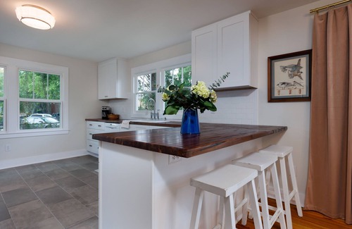 Biloxi House | Explore Downtown Ocean Springs Just Steps from Your Stay!