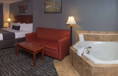 Bloomington Hotel | Welcoming Parke Regency Hotel & Conf Ctr: Family-Friendly Stay