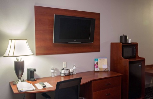 Bloomington Hotel | Welcoming Parke Regency Hotel & Conf Ctr: Family-Friendly Stay