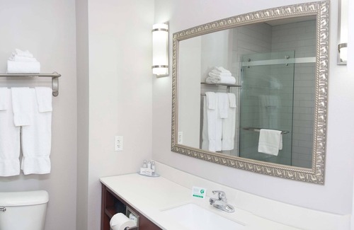 Bloomington Hotel | Welcoming Parke Regency Hotel & Conf Ctr: Family-Friendly Stay