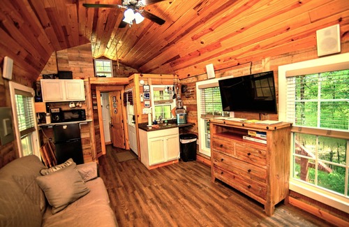 Murfreesboro Cabin | Stay at Parker Creek Bend Cabins: Pet-Friendly Retreat