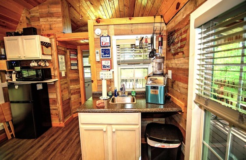 Murfreesboro Cabin | Stay at Parker Creek Bend Cabins: Pet-Friendly Retreat
