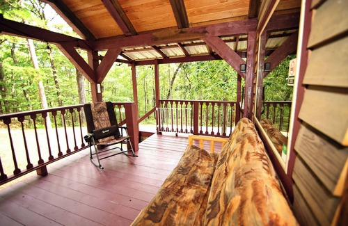 Murfreesboro Cabin | Stay at Parker Creek Bend Cabins: Pet-Friendly Retreat
