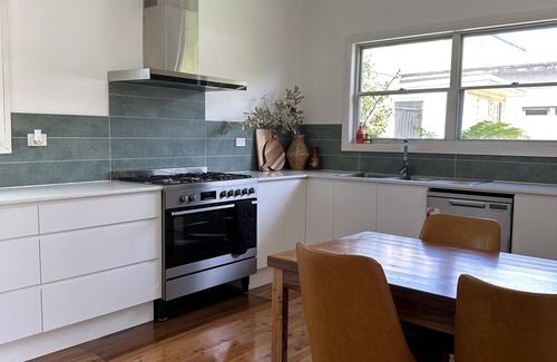 Beecroft Peninsula Cottage | Family-Friendly Parker's on Walton, Steps from the Beach