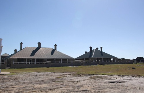 Beecroft Peninsula Cottage | Family-Friendly Parker's on Walton, Steps from the Beach